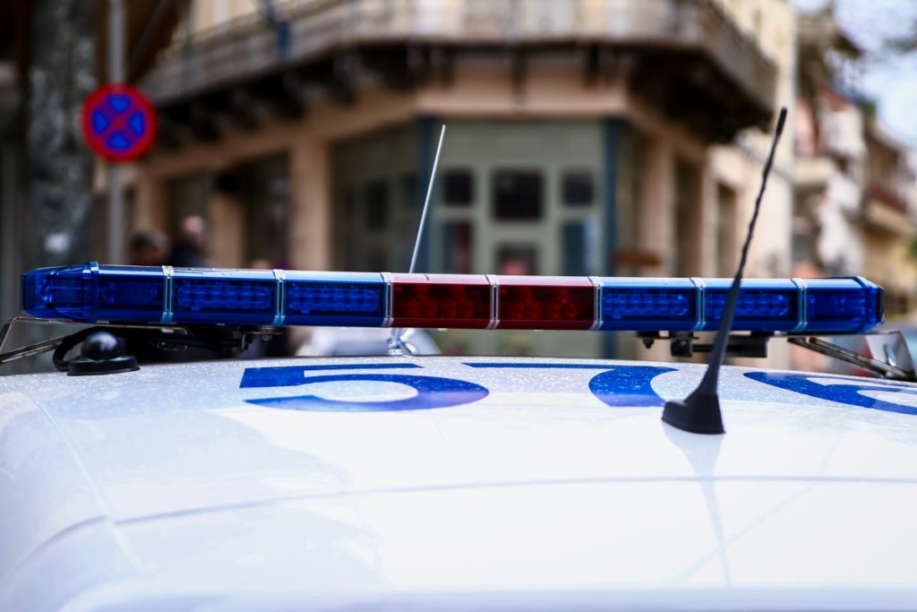 Συνελήφθη για τη δολοφονία της 77χρονης στη Σαλαμίνα ο γιος της – Είχε βρεθεί με εκδορές σε όλο της το σώμα