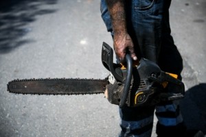 Χάος στην Αχαΐα: Άνδρας σε έξαλλη κατάσταση κυκλοφορούσε με αλυσοπρίονο