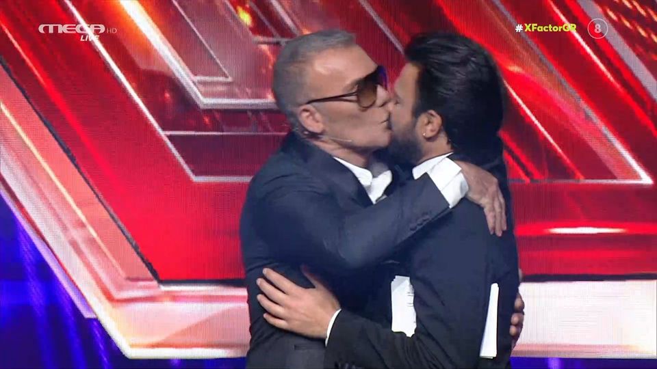 “Απρόοπτο” με το “καλημέρα” στο X Factor – Ο Στέλιος Ρόκκος φίλησε στο στόμα τον Ανδρέα Γεωργίου (vid)