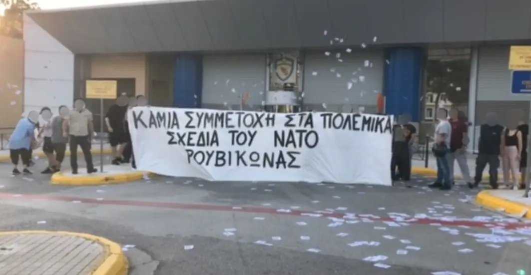 Πέταξε τρικάκια έξω από το υπουργείο Εθνικής Άμυνας ο Ρουβίκωνας
