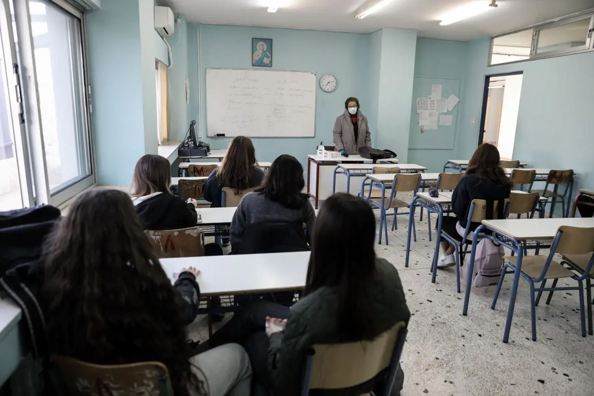 Ο Αθανάσιος Εξαδάκτυλος εξηγεί τι θα γίνει με τις μάσκες στα σχολεία και αν θα υπάρξουν αλλαγές (vid)