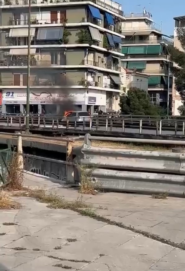 Φλέγεται αυτοκίνητο στη Λεωφόρο Συγγρού – Προβλήματα στην κίνηση