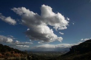 Καιρός αύριο: Παροδικές νεφώσεις και μικρή άνοδος της θερμοκρασίας