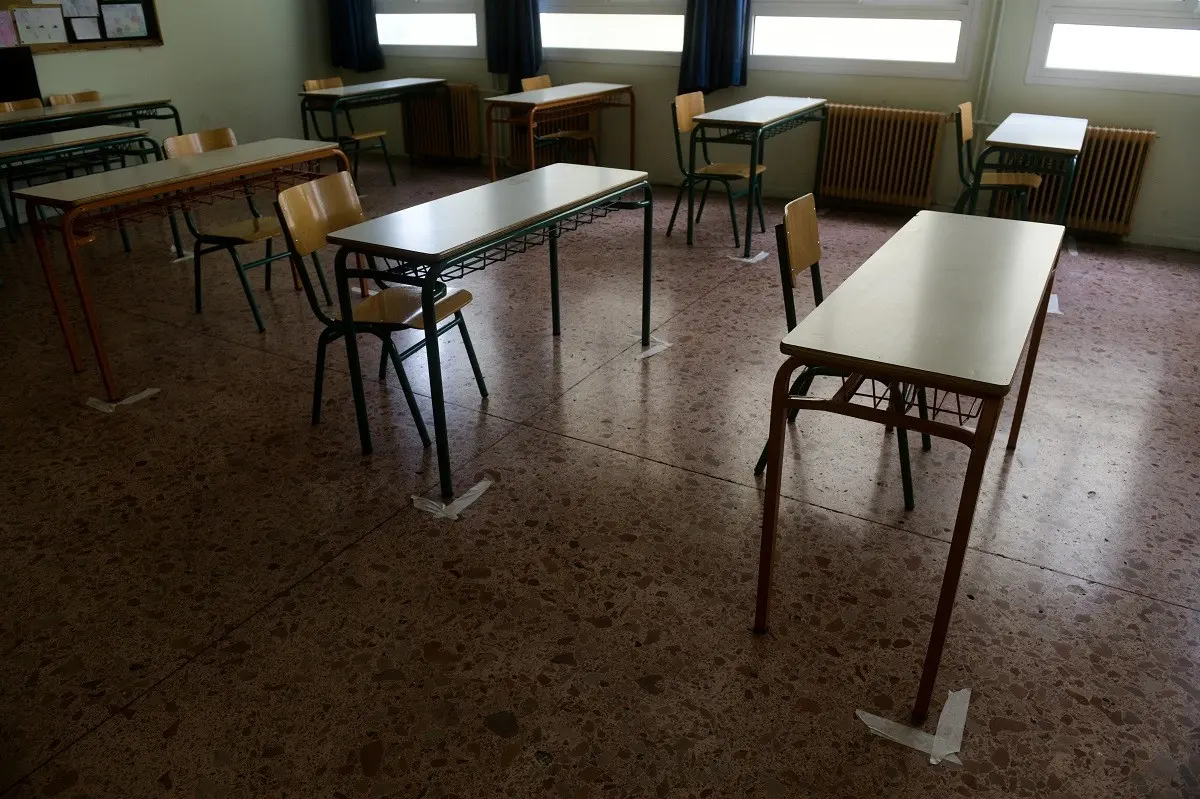 Ανεγκέφαλοι έριξαν καπνογόνα σε Λύκειο της Λαμίας – Λιποθύμησε μαθήτρια (vid)