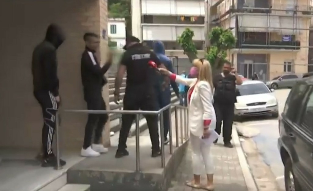 Προκλητικός ο τράπερ Thug Slime – “Επιτέθηκε” σε δημοσιογράφους έξω από το δικαστήριο (vids)