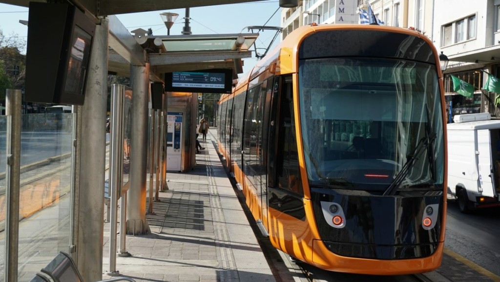 Πειραιάς: Σύγκρουση τραμ με ΙΧ στην Γρ. Λαμπράκη