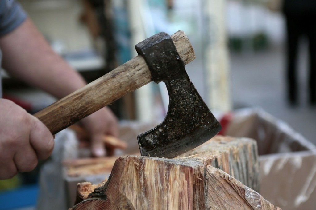 Λάρισα: «Θείε μη σκοτώσεις τη μαμά» – Οι φωνές των παιδιών της 41χρονης που την κυνηγούσε με τσεκούρι ο 37χρονος