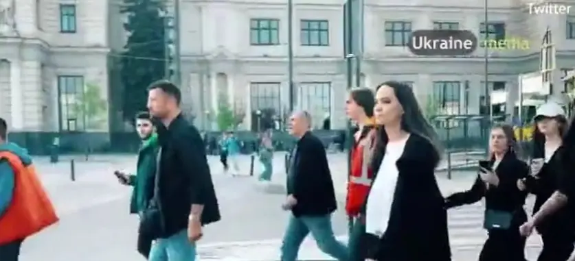 Η Αντζελίνα Τζολί τρέχει να σωθεί σε καταφύγιο στην Ουκρανία όταν ήχησαν οι σειρήνες (vid)