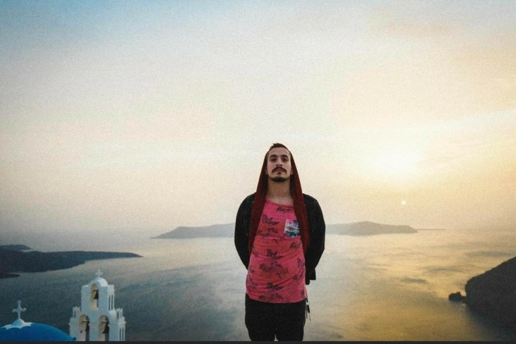 Βρέθηκε νεκρός στο σπίτι του στα Εξάρχεια ο γιος του Αργύρη Ντινόπουλου