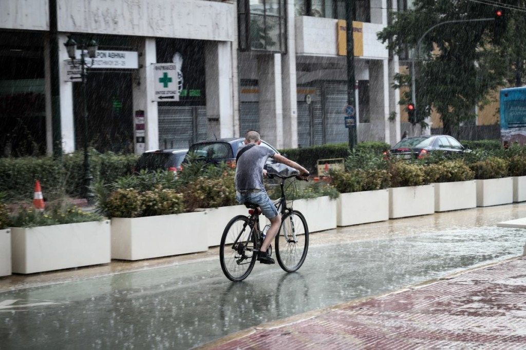 Άστατος ο καιρός σήμερα: Σε ποιες περιοχές θα εκδηλωθούν βροχές και καταιγίδες