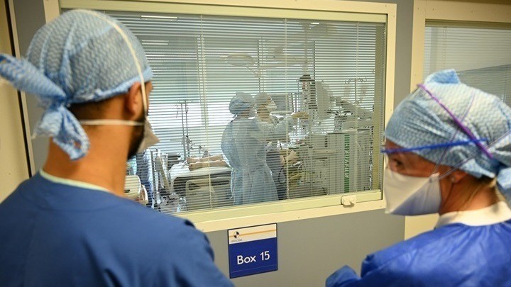 Σε συναγερμό τα ελληνικά νοσοκομεία για την ευλογιά των πιθήκων – Ποια τα συμπτώματα, πώς μεταδίδεται, τι να προσέχουμε
