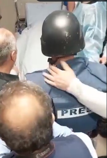 Η στιγμή που συνάδελφοι της δημοσιογράφου του Al Jazeera μαθαίνουν ότι είναι νεκρή (ΣΚΛΗΡΟ ΒΙΝΤΕΟ)