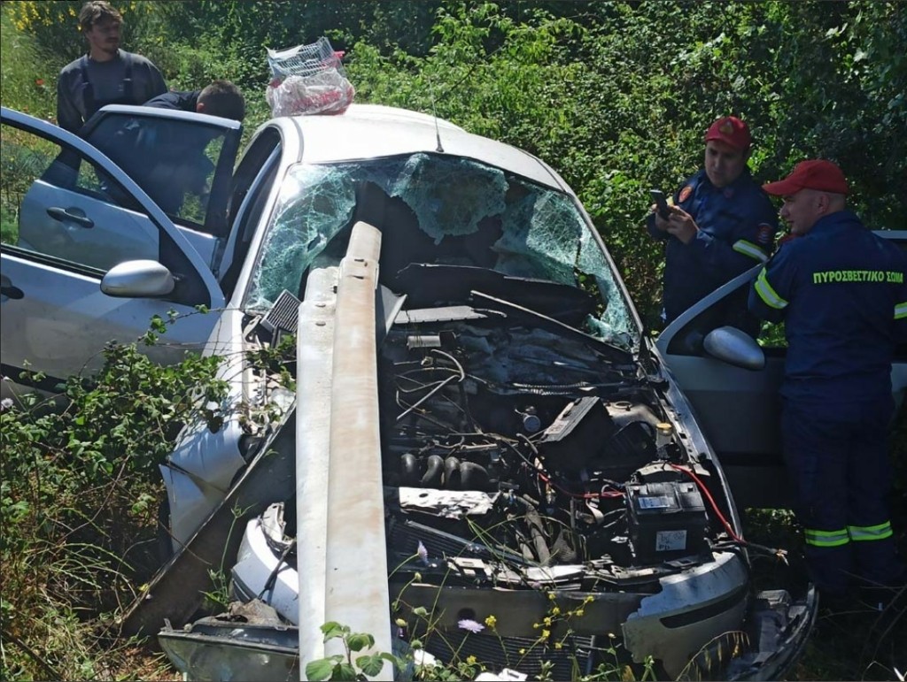Φοβερό τροχαίο στην Αμφιλοχία – Μπάρες “κάρφωσαν” αυτοκίνητο – Νεκρός ο οδηγός (pics&vid)