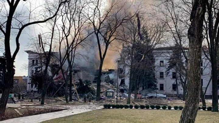 Δυο νεκροί από βομβαρδισμό σχολείου στο Λουχάνσκ – 60 άνθρωποι είναι κάτω από συντρίμμια (vid)