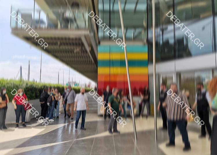 “Είμαι απεσταλμένος του Θεού” είπε ο οδηγός που μπούκαρε με το ΙΧ του στο River West στο Αιγάλεω (pics&vid)