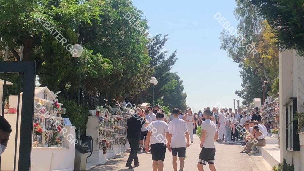 Σκηνές αρχαίας τραγωδίας στην κηδεία του 14χρονου – Με λευκές μπλούζες οι συμμαθητές του