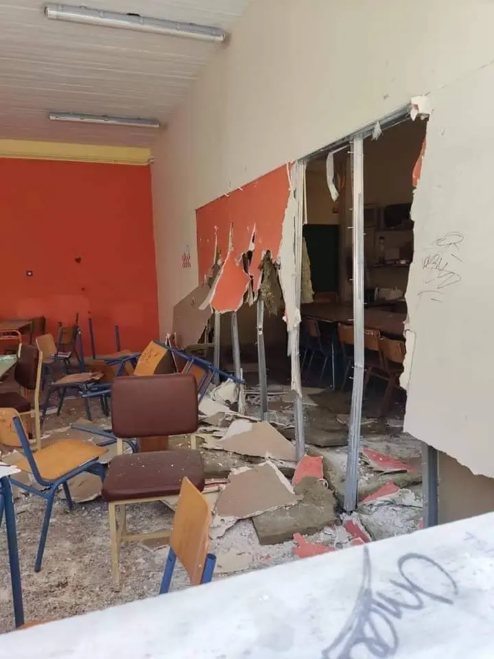 Μαθητές έκαναν γυαλιά-καρφιά Γυμνάσιο στην Πεντέλη – Έσπασαν τοίχους και καρέκλες (pics)