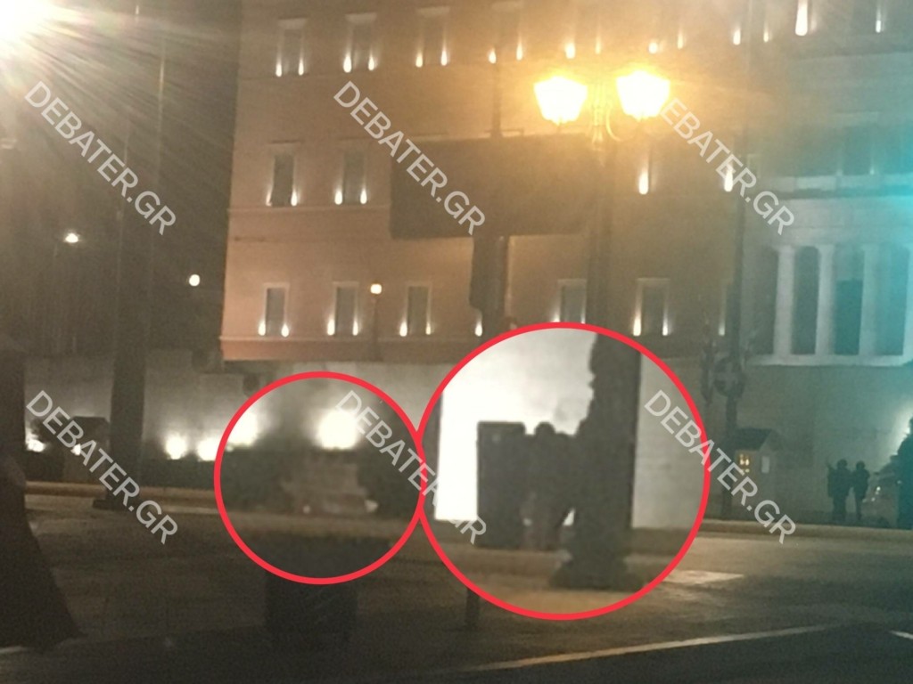 Σκηνές από ταινία στο Σύνταγμα – Με ψυχολογικά προβλήματα ο άνδρας με την καραμπίνα – Πώς αφοπλίστηκε (vids)
