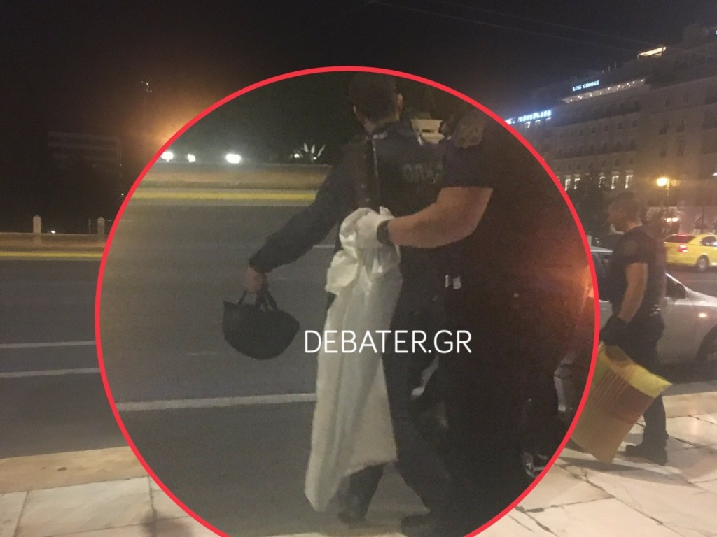 “Άγγελος του θεού” δηλώνει ο ένοπλος που απειλούσε να ανοίξει πυρ στο Σύνταγμα (pics&vids)