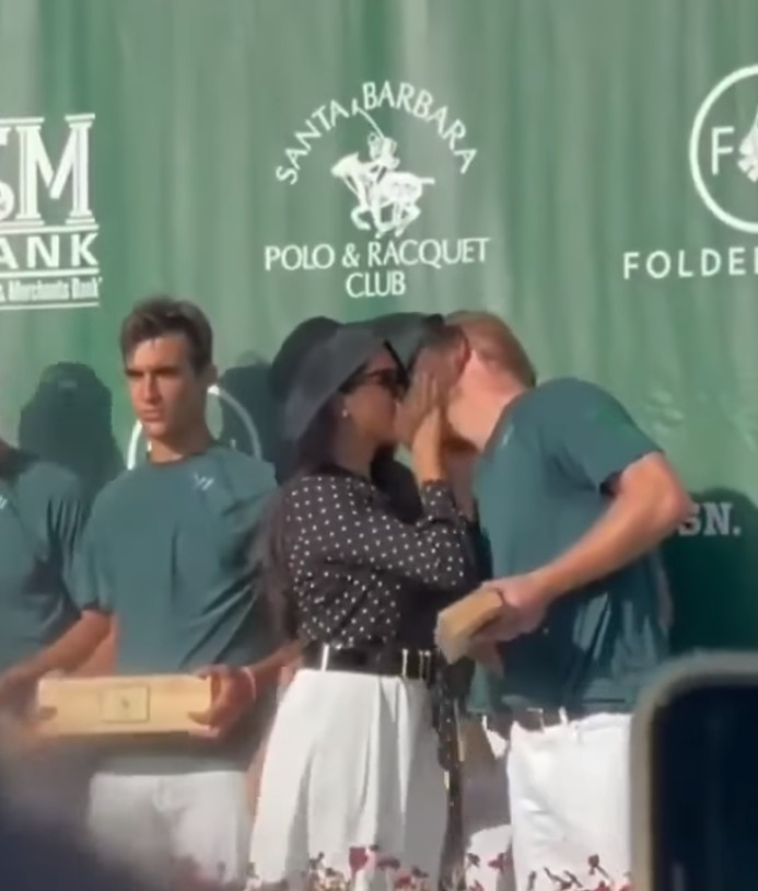 To φιλί της Meghan Markle στον Πρίγκιπα Χάρι σε αγώνα πόλο που προκάλεσε χαμό στους fans (vids)