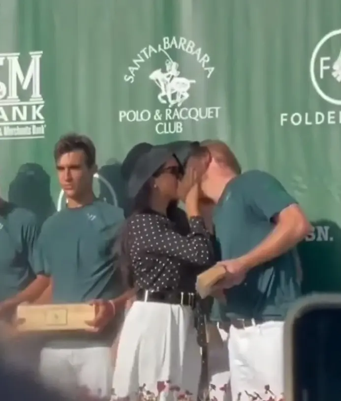 To φιλί της Meghan Markle στον Πρίγκιπα Χάρι σε αγώνα πόλο που προκάλεσε χαμό στους fans (vids)