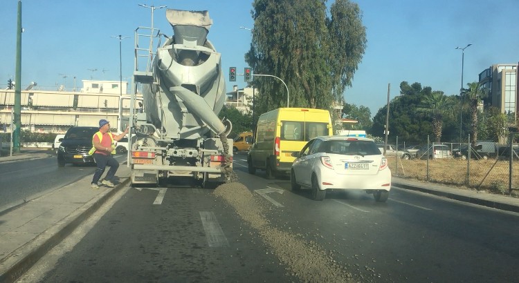 Επεισοδιακή οδήγηση – Άρχισε να ρίχνει μπετόν στη μέση του δρόμου! (vid)