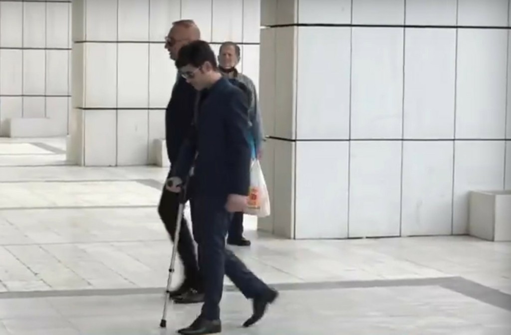 Ο Μένιος Φουρθιώτης στα δικαστήρια με μπαστούνι (vid)