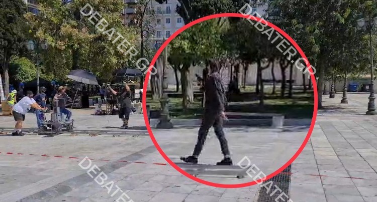 Ένας ένοπλος στην… πλατεία Συντάγματος! (pics&vid)