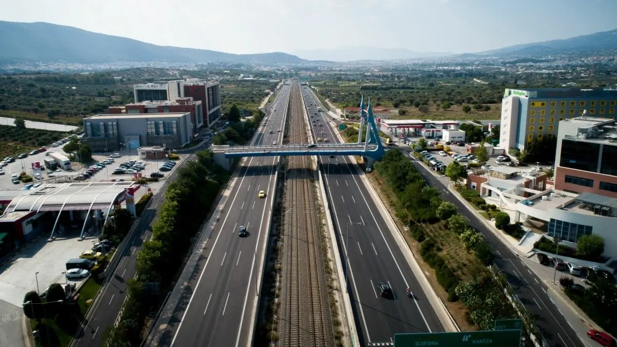 Θανατηφόρο ατύχημα στην Αττική οδό – Όχημα καρφώθηκε πάνω στα διόδια