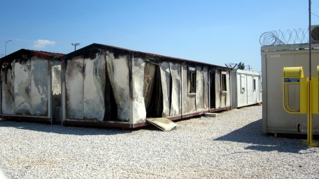 Φωτιά ΤΩΡΑ στη δομή φιλοξενίας προσφύγων στον Ελαιώνα – Πυκνός καπνός στην περιοχή (vids)