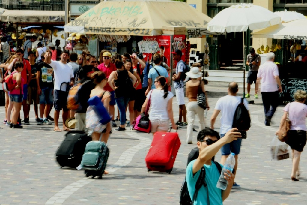 Ανησυχία για την απότομη αύξηση κρουσμάτων κορονοϊού εν μέσω καλοκαιριού – Τι λένε οι ειδικοί