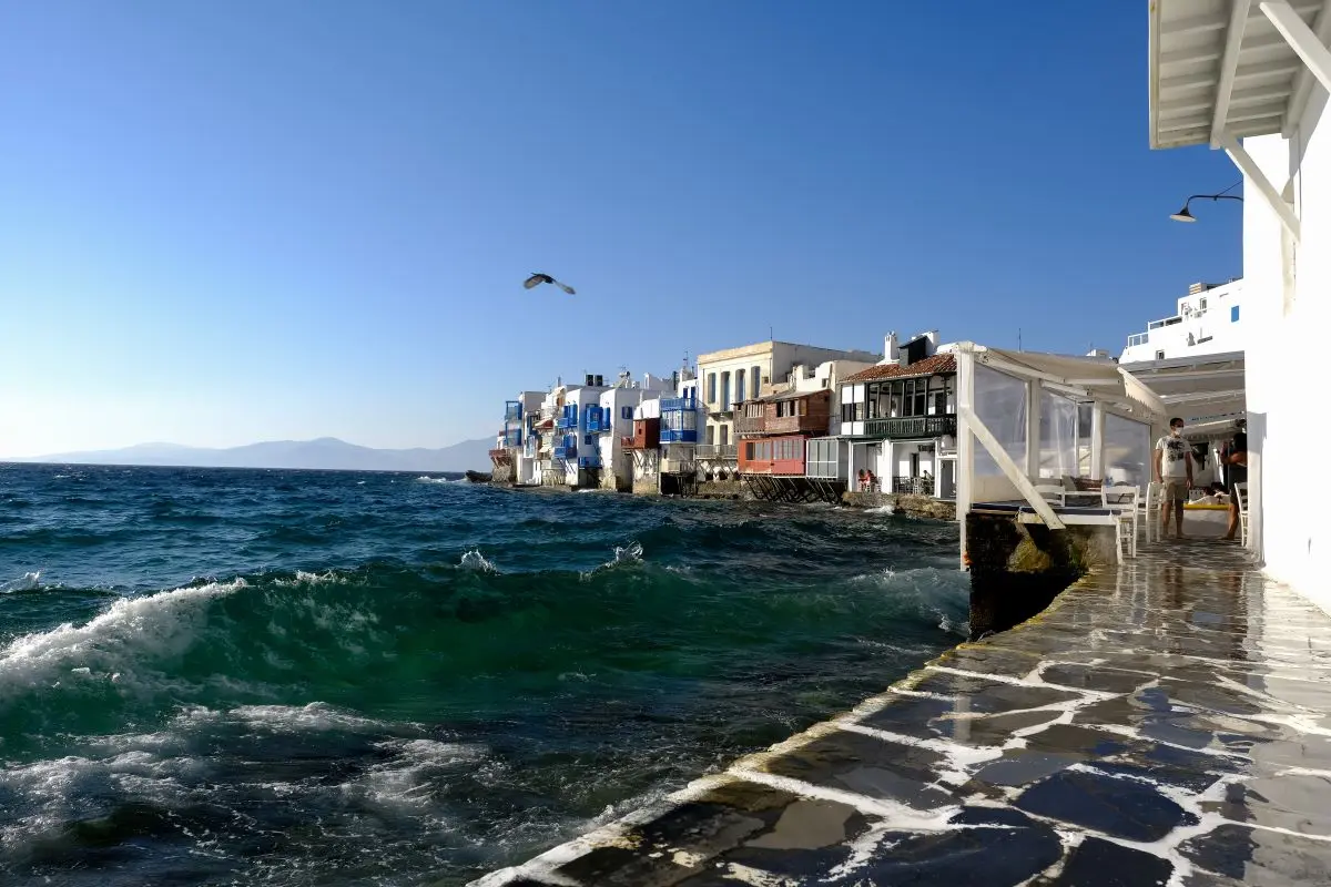 Τον πλάκωσε στο ξύλο με ένα λοστό και εξαφανίστηκε – Απίστευτη καταγγελία ξενοδόχου στη Μύκονο