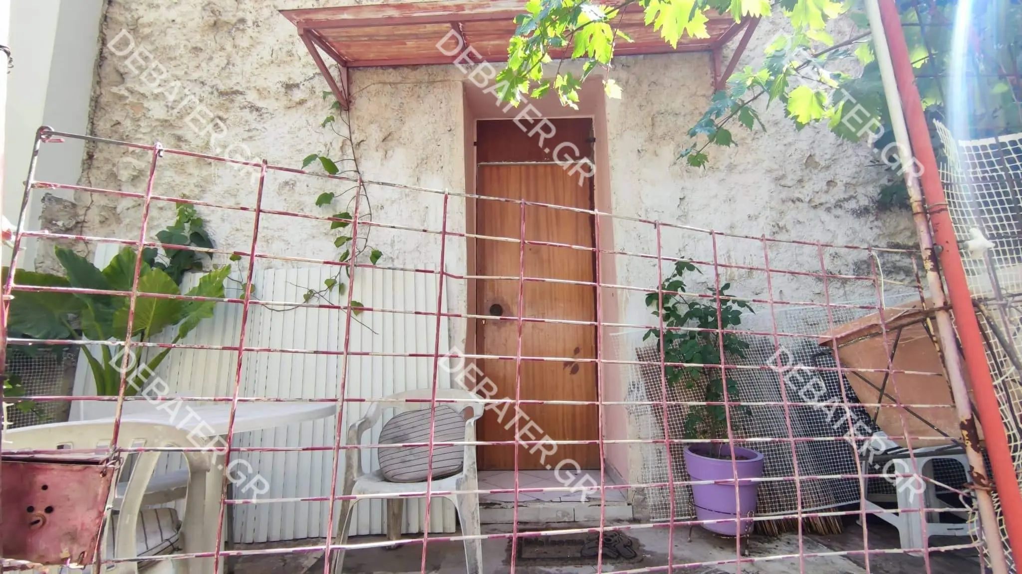 Νεκρή γυναίκα στο διαμέρισμα της στο Γκύζη – Ο σύζυγος της ειδοποίησε το ΕΚΑΒ και εξαφανίστηκε