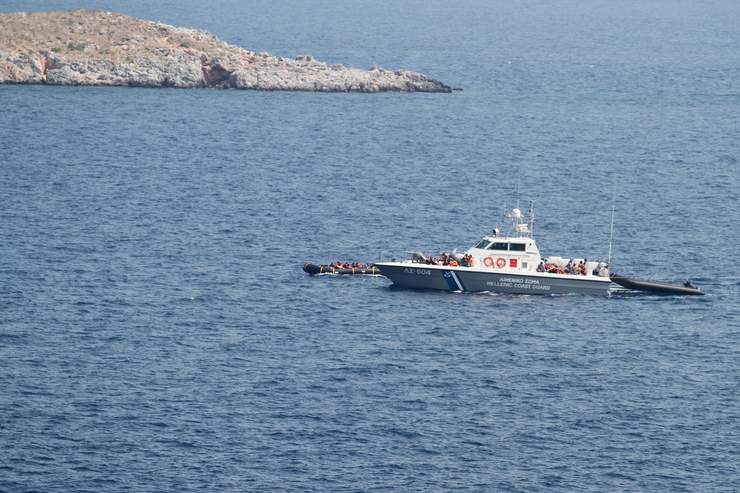Νέο βίντεο από τη δραματική διάσωση μεταναστών στο στενό του Καφηρέα – ‘Ένας νεκρός, 11 διασωθέντες