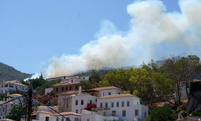 Μεγάλη φωτιά στην Ύδρα – Κοντά σε σπίτια οι φλόγες (pics)