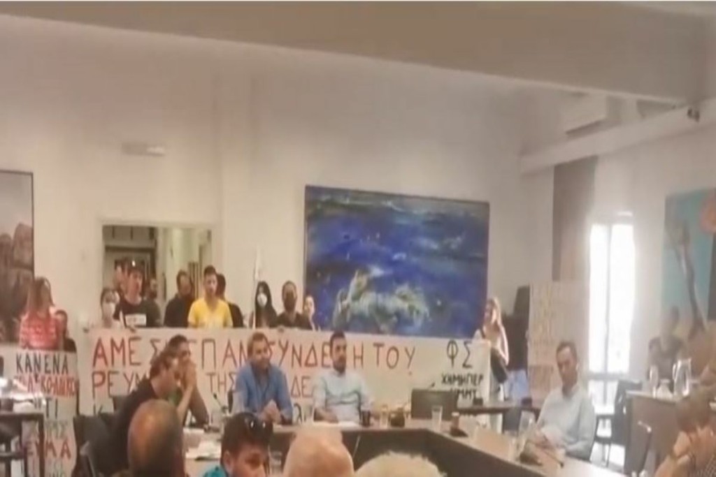 “Ντου” φοιτητών στο δημοτικό συμβούλιο Χανίων – Ζητούν μέτρα για φοιτήτρια που της έκοψαν το ρεύμα