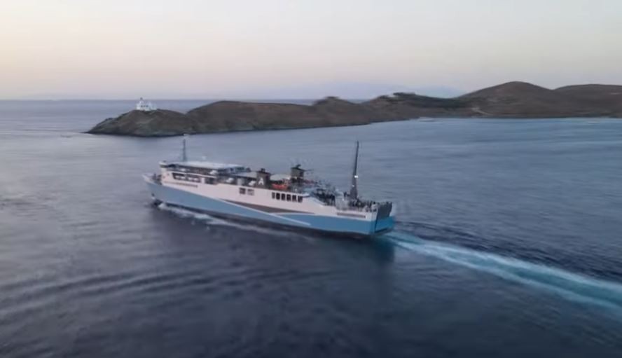 “Βουλιάζει” η Κέα από τους εκδρομείς του τριημέρου – Η φοβερή μανούβρα καπετάνιου για να φύγει από το λιμάνι