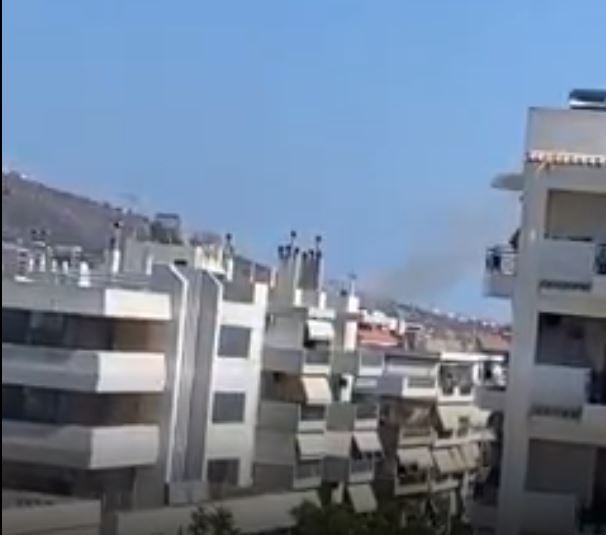 Φωτιά στη Γλυφάδα – Εντολή να σηκωθούν τα εναέρια μέσα (vid)