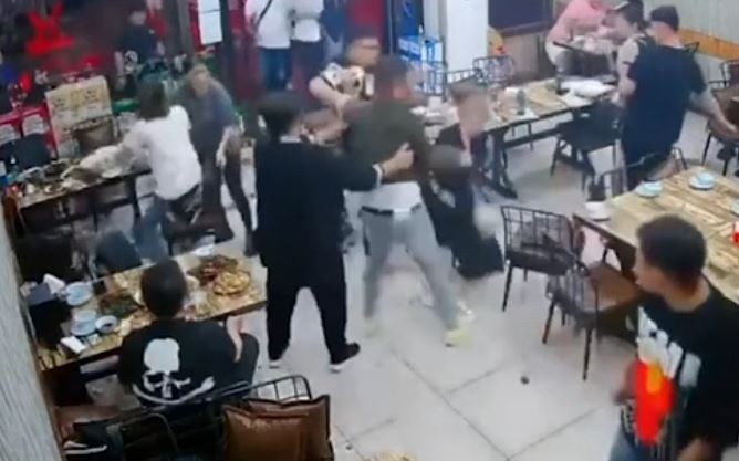 Της επιτέθηκε με τον πιο βίαιο τρόπο γιατί δεν τον άφησε να τη χαϊδέψει – Άγριο ξύλο σε εστιατόριο στην Κίνα (vid)