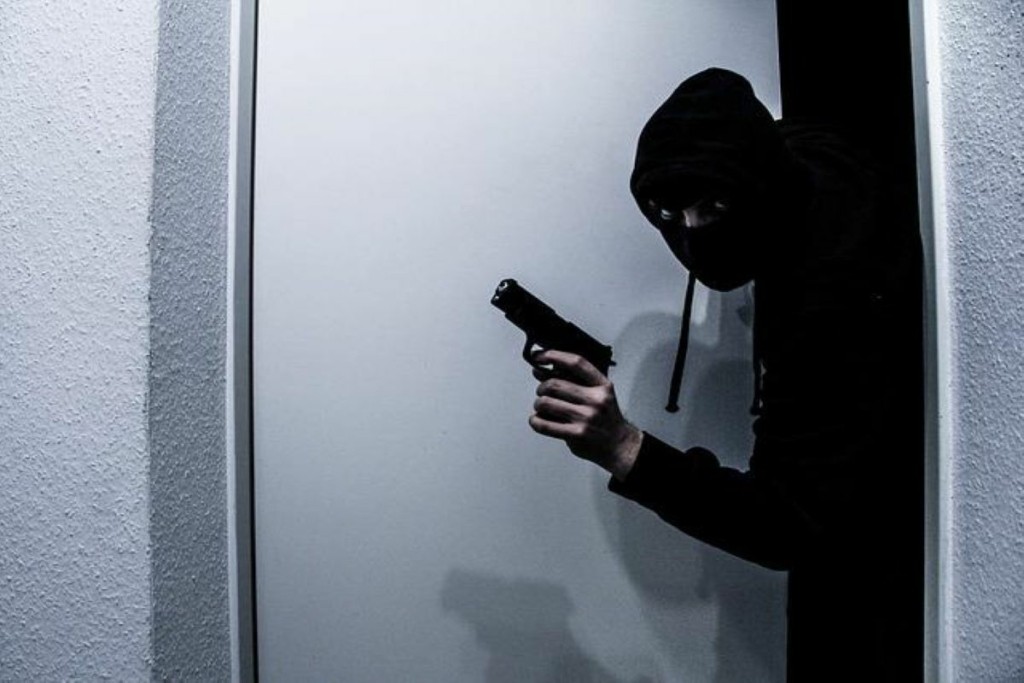 Στιγμές τρόμου για ζευγάρι στην Εύβοια – Βρέθηκαν αντιμέτωποι με διαρρήκτη μέσα στο σπίτι τους