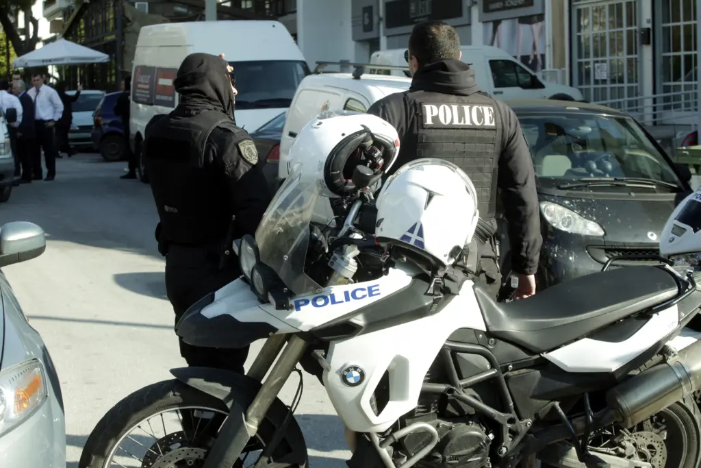 Σύλληψη 49χρονου για διακίνηση ναρκωτικών: Κατάπιε την ηρωίνη και κλώτσησε αστυνομικούς – Χειροπέδες και σε λιμενικό