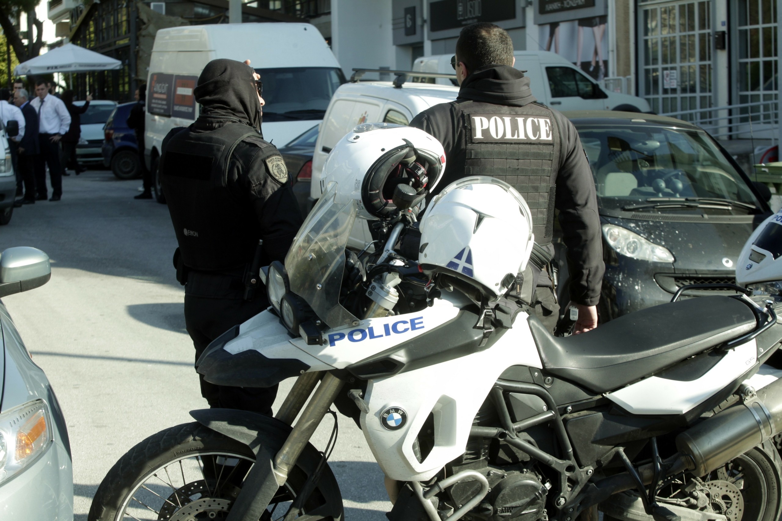 Εμβόλισε μηχανή αστυνομικών στο Περιστέρι και συνελήφθη – Δεν σταμάτησε για έλεγχο