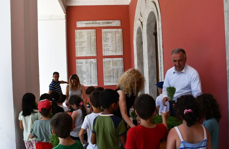Γλαστράκια με βασιλικό από τον Σταύρο Καλαφάτη σε παιδιά του Δημοτικού