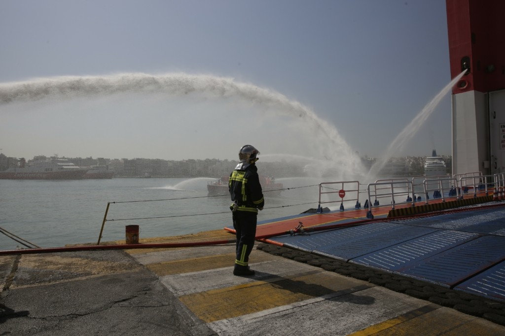 Υπό έλεγχο η φωτιά στο πλοίο στο Πέραμα