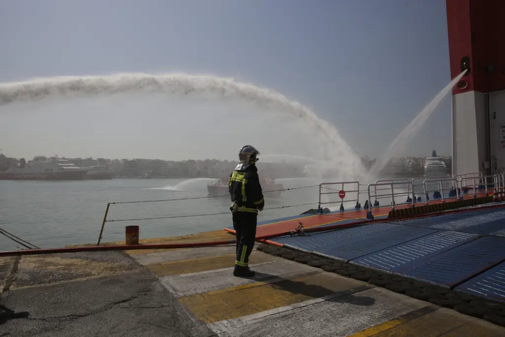 Υπό έλεγχο η φωτιά στο πλοίο στο Πέραμα
