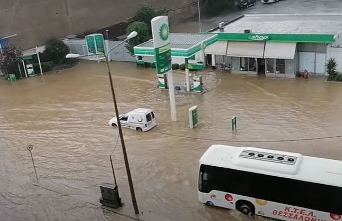 Ισχυρό μπουρίνι ρημάζει τη Θεσσαλονίκη – Σε ποτάμια έχουν μετατραπεί οι δρόμοι (vids)