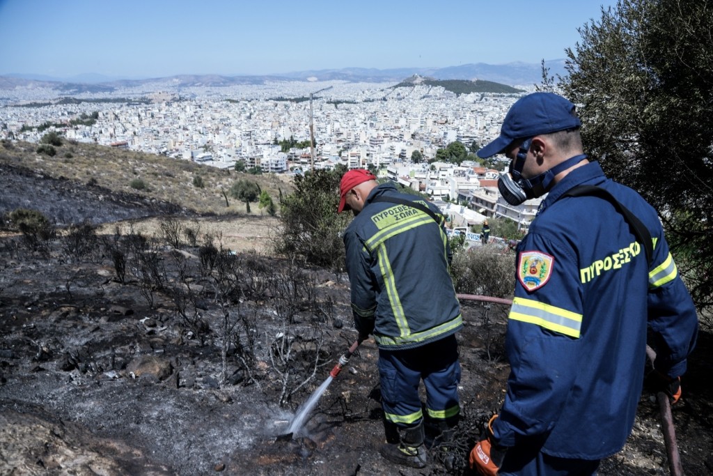 Μεγάλη πυρκαγιά στην Άνω Γλυφάδα – Μάχη να κρατήσουν τις φλόγες μακριά από τα σπίτια (vid)