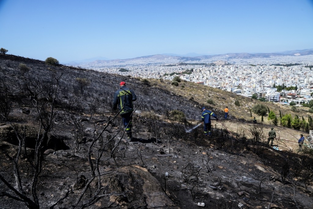 Φωτιά στις παρυφές του Υμηττού πάνω από τη Γλυφάδα