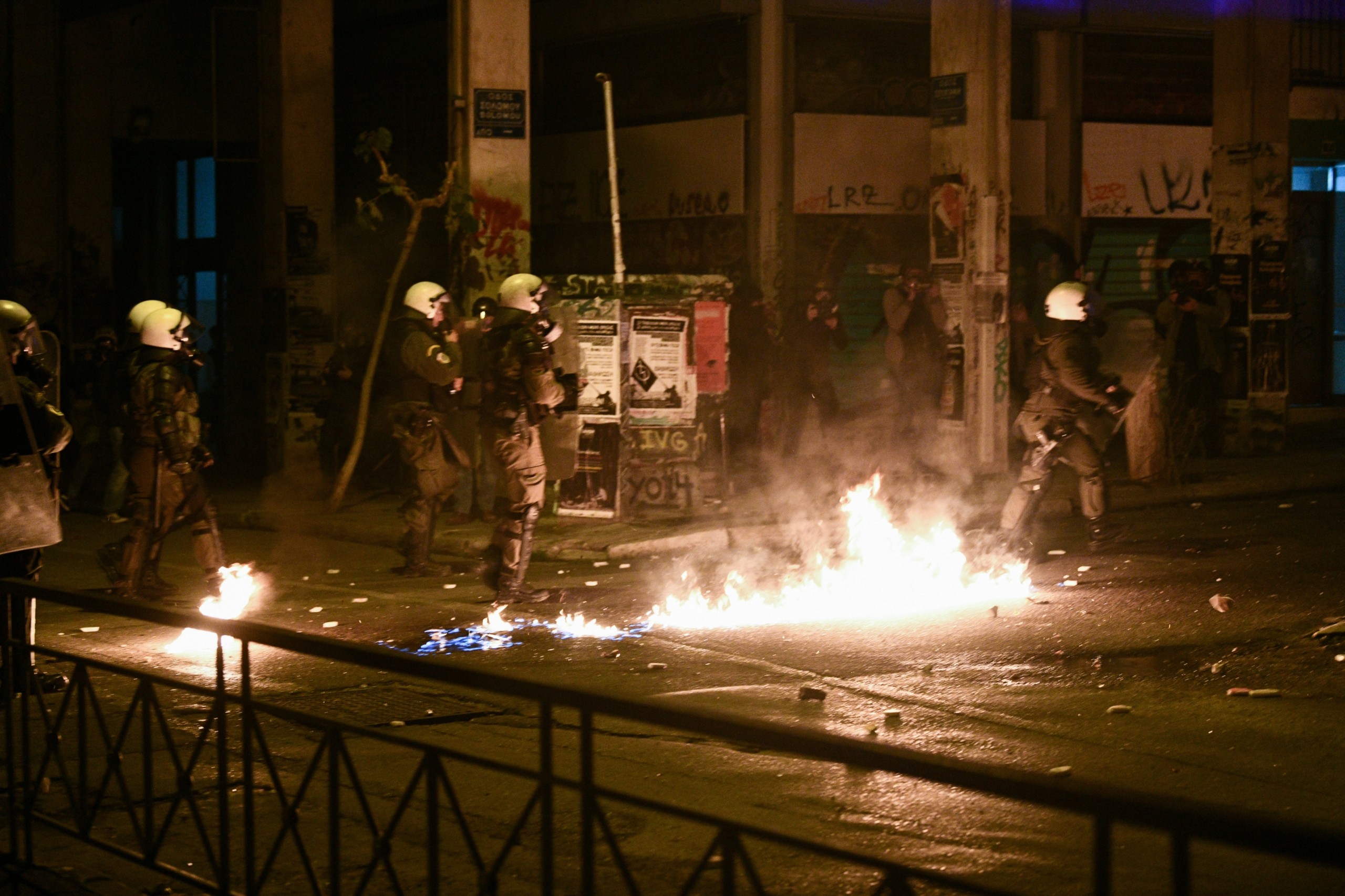 Επεισόδια με μολότοφ στα Εξάρχεια- Επίθεση κατά αστυνομικών στη Νομική