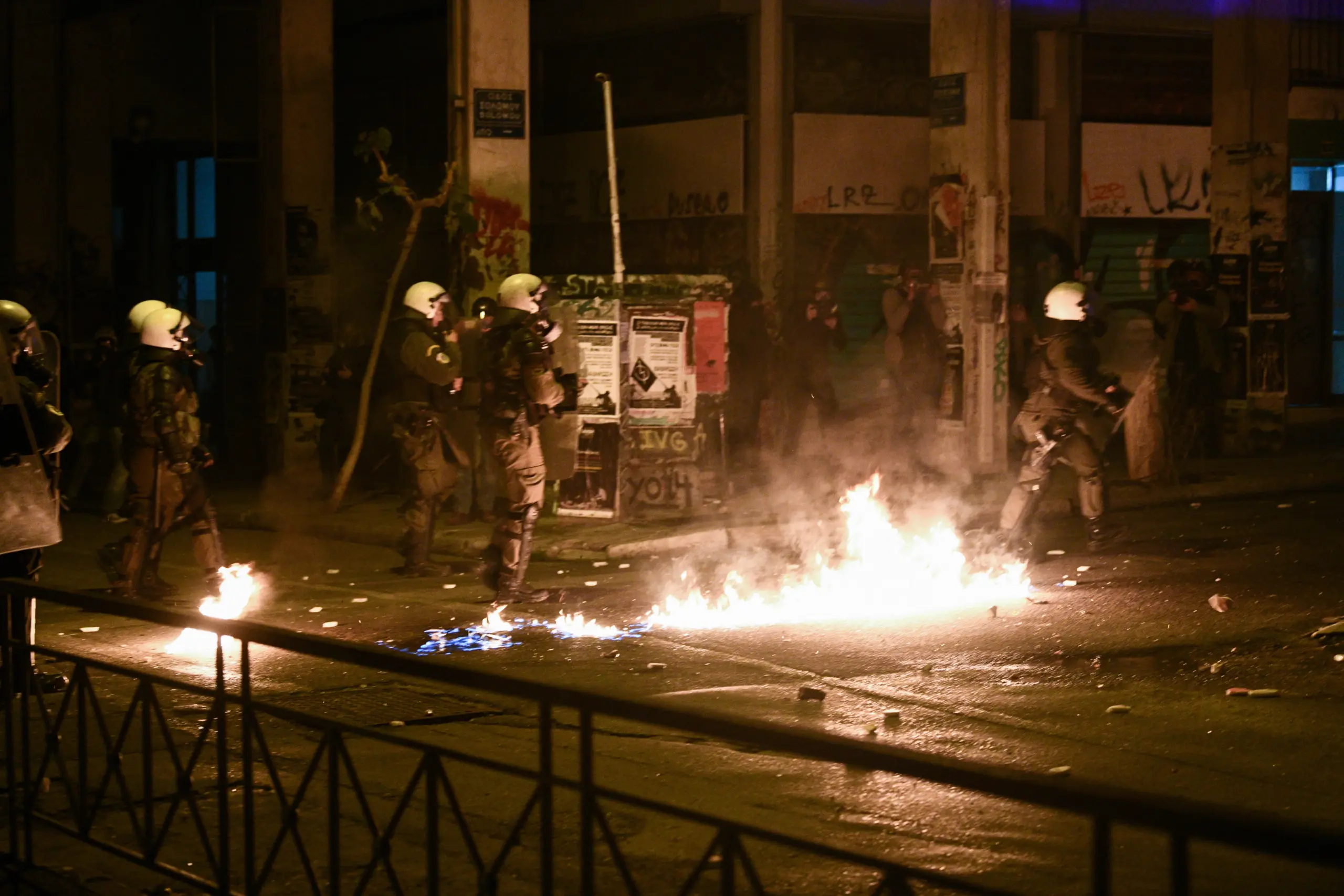 Καταδρομικές επιθέσεις με μολότοφ τη νύχτα στα Εξάρχεια – Δύο προσαγωγές – Τραυματίστηκε αστυνομικός